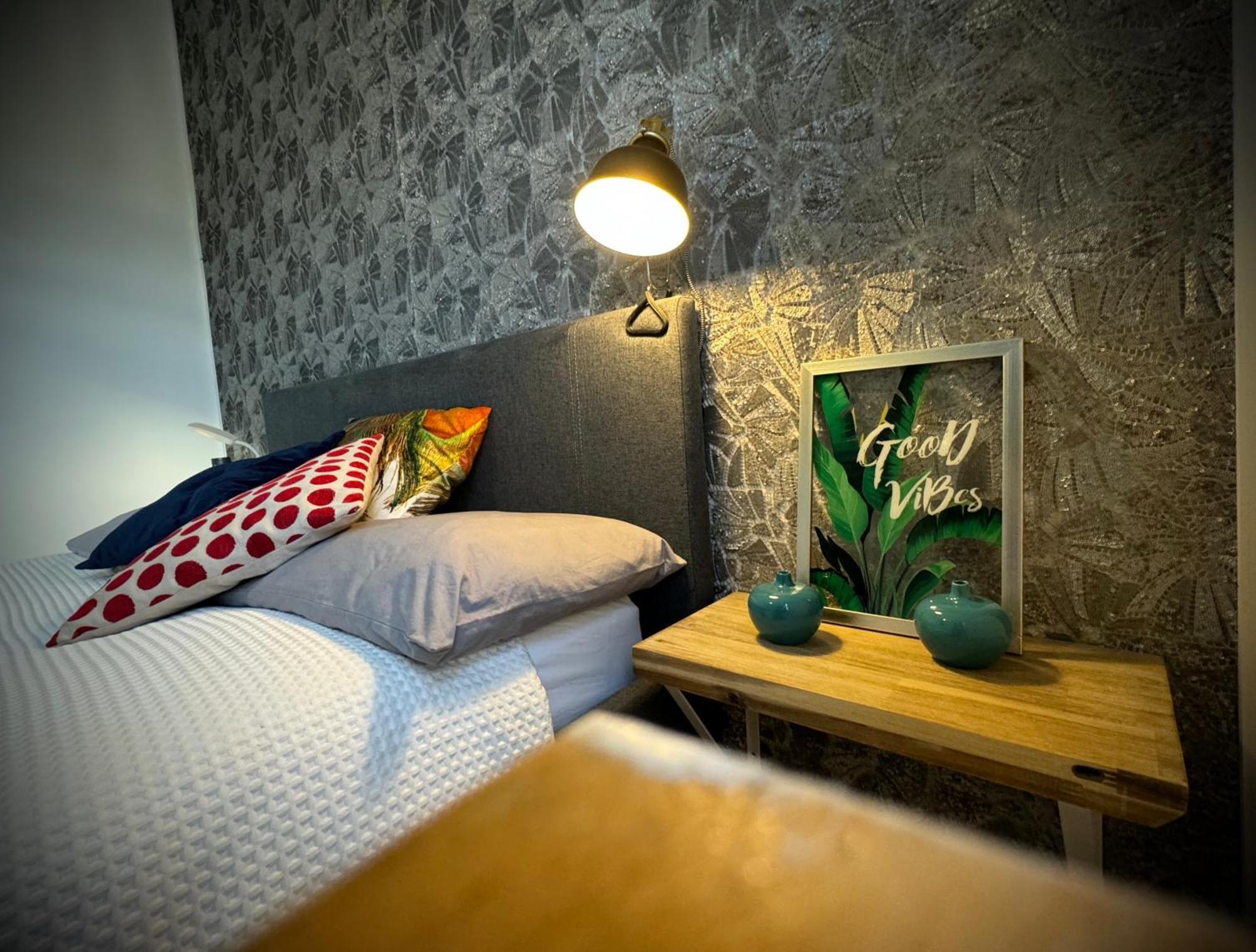 Private Room In A Stylish Flat ลอนดอน ภายนอก รูปภาพ
